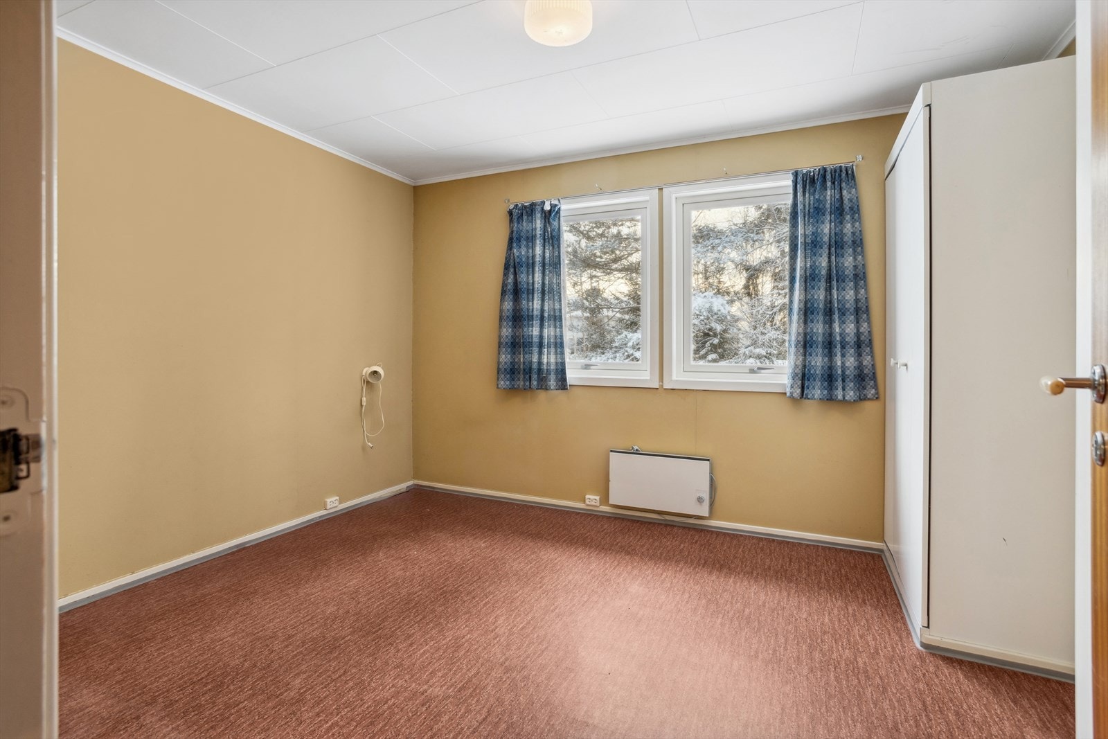 Soverom 1 har plass til seng og garderobeskap. I dag står det plassbygde garderobeskap på rommet Galleribilde