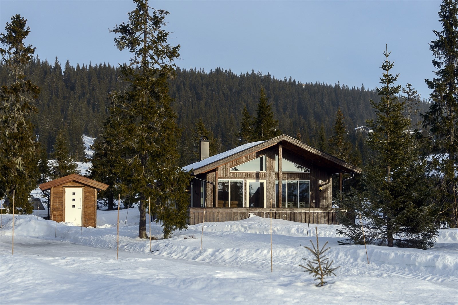 Tiltalende og meget funksjonell hytte som ligger i veletablert område i Natrudstilen v/Sjusjøen. Galleribilde