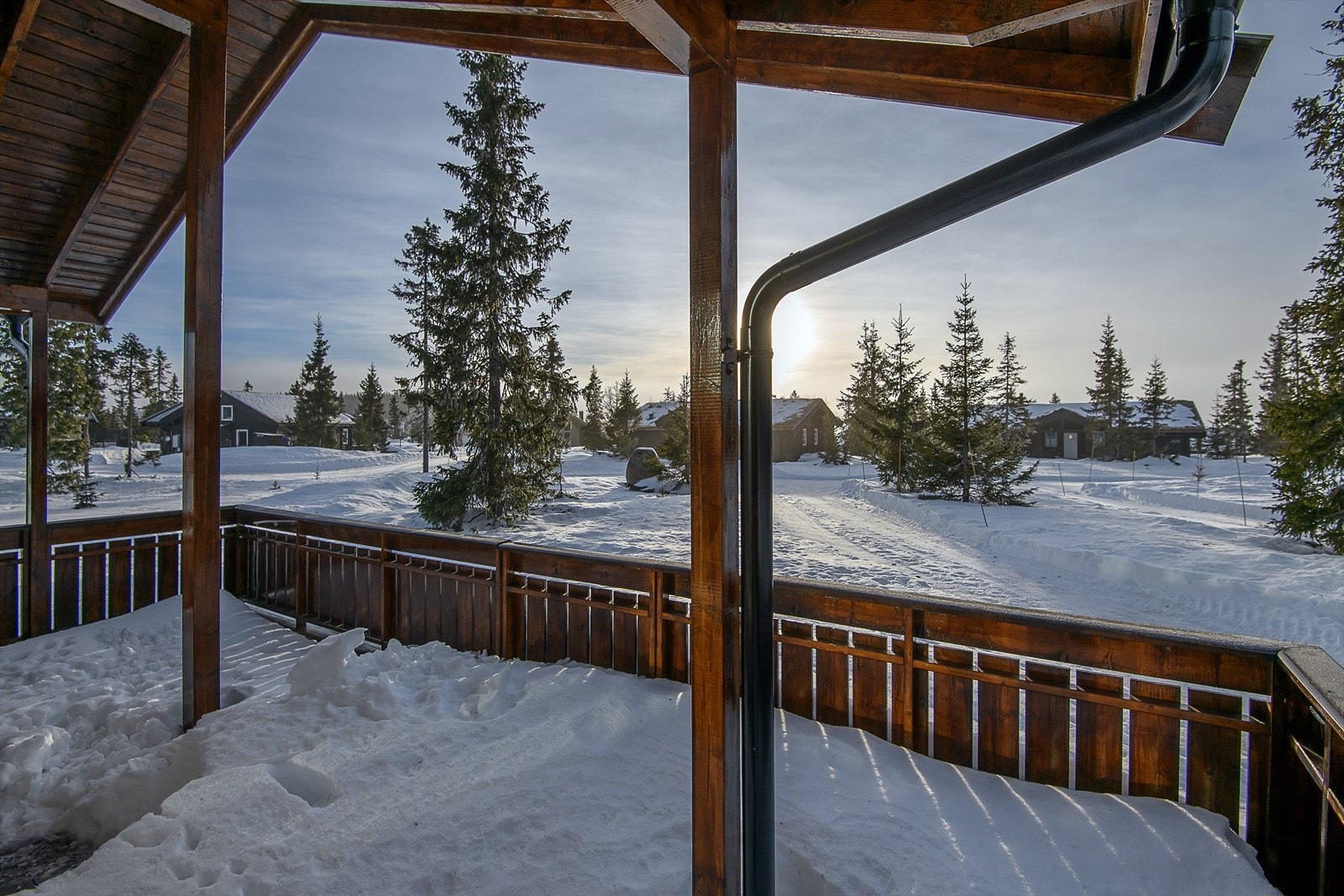 En delvis overbygget og romslig terrasse innbyr til å nyte utelivet i hytteveggen til alle årstider. Galleribilde