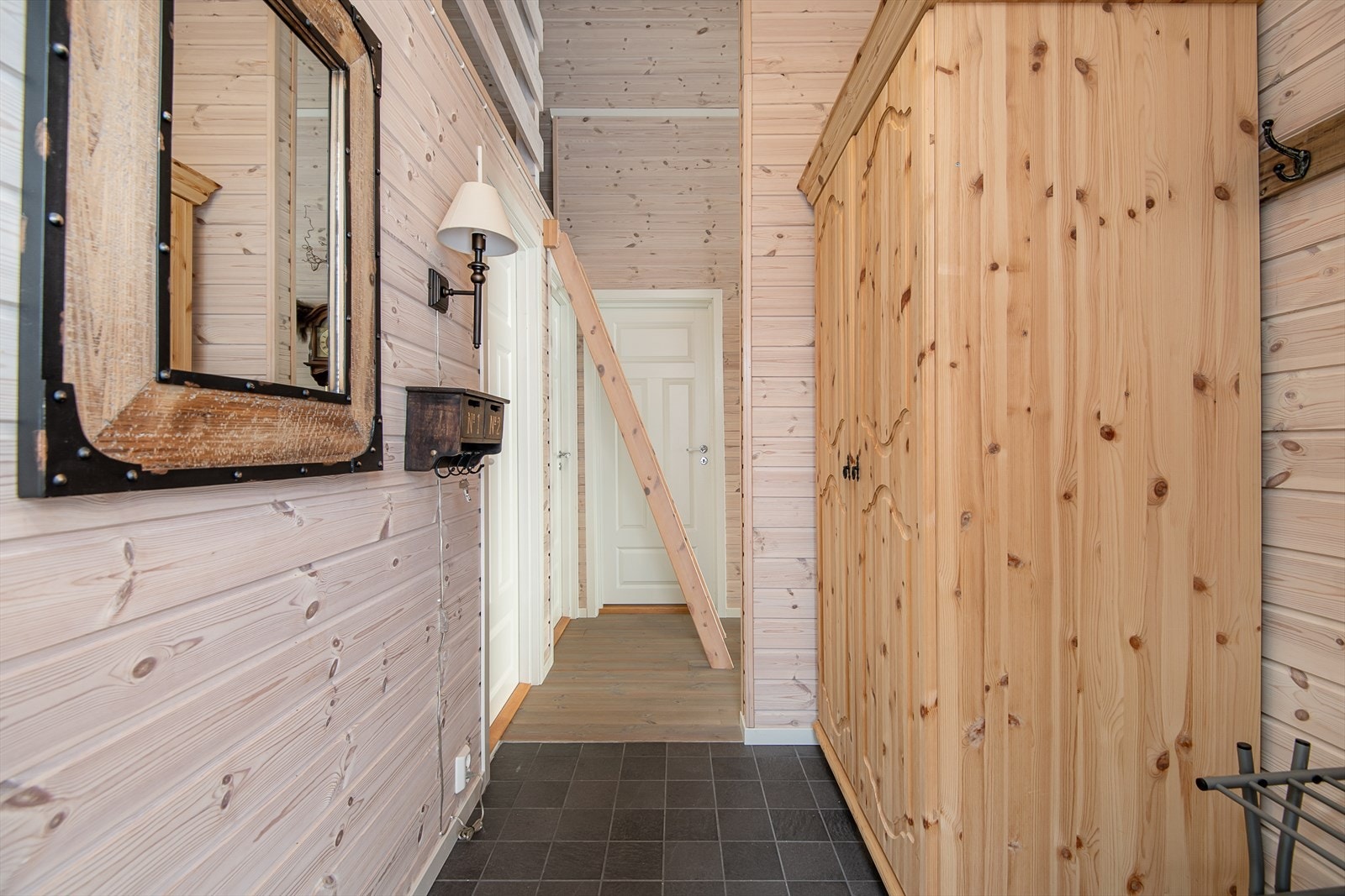 Det er plass til garderobeskap i gangen. Dette fjernes av selger. Galleribilde