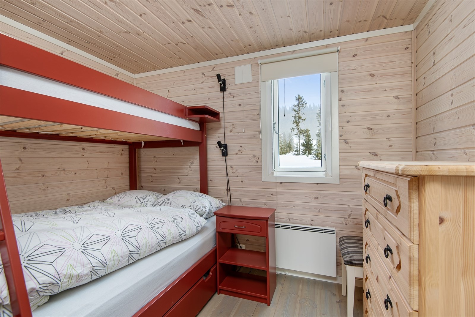 Soverom 2 er innredet med køyeseng inkludert stor skuff for oppbevaring. Her der det også plass til kommode for oppbevaring. Galleribilde