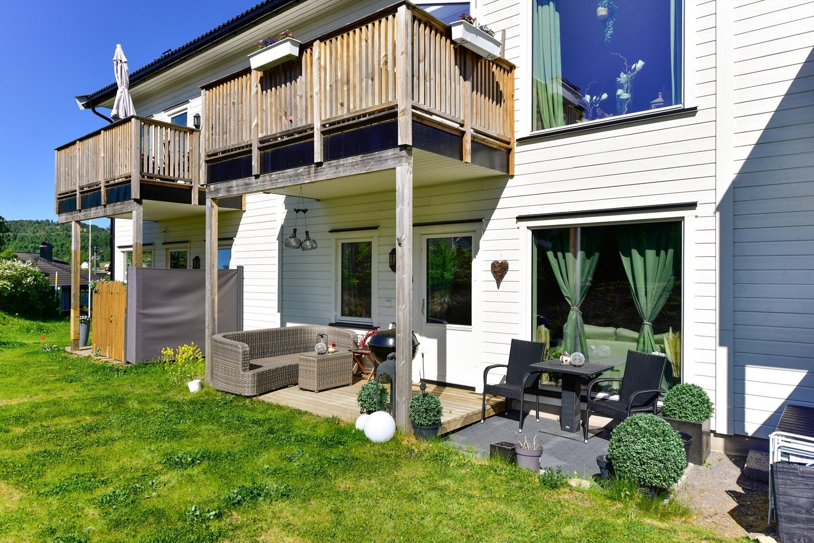 Leiligheten har egen terrasseplatting med gode solforhold Galleribilde