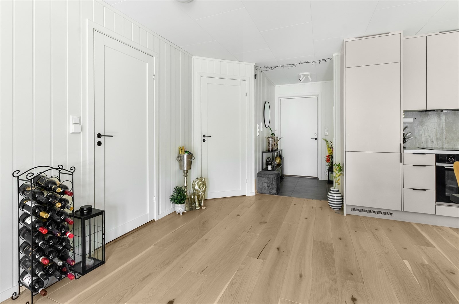 Videre inn i leiligheten kommer man til en åpen stue- og kjøkkenløsning Galleribilde