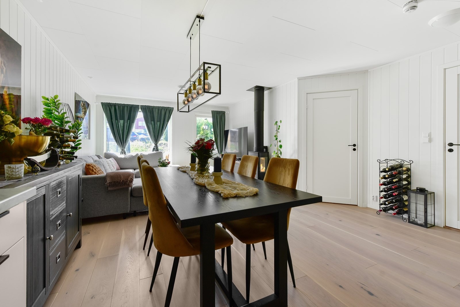 Stuen har installert vedovn Galleribilde