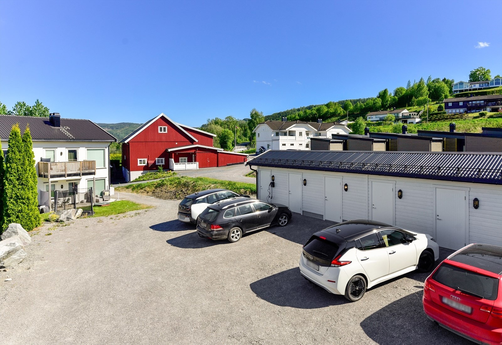 Det hører en parkeringsplass med til leiligheten, samt en bod på ca. 6 kvm i felles bygg. Ellers gjesteparkering på borettslagets felles tomt Galleribilde