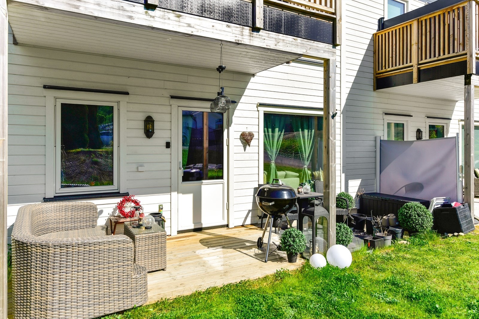 Terrassen har overbygg på grunn av verandaen over Galleribilde