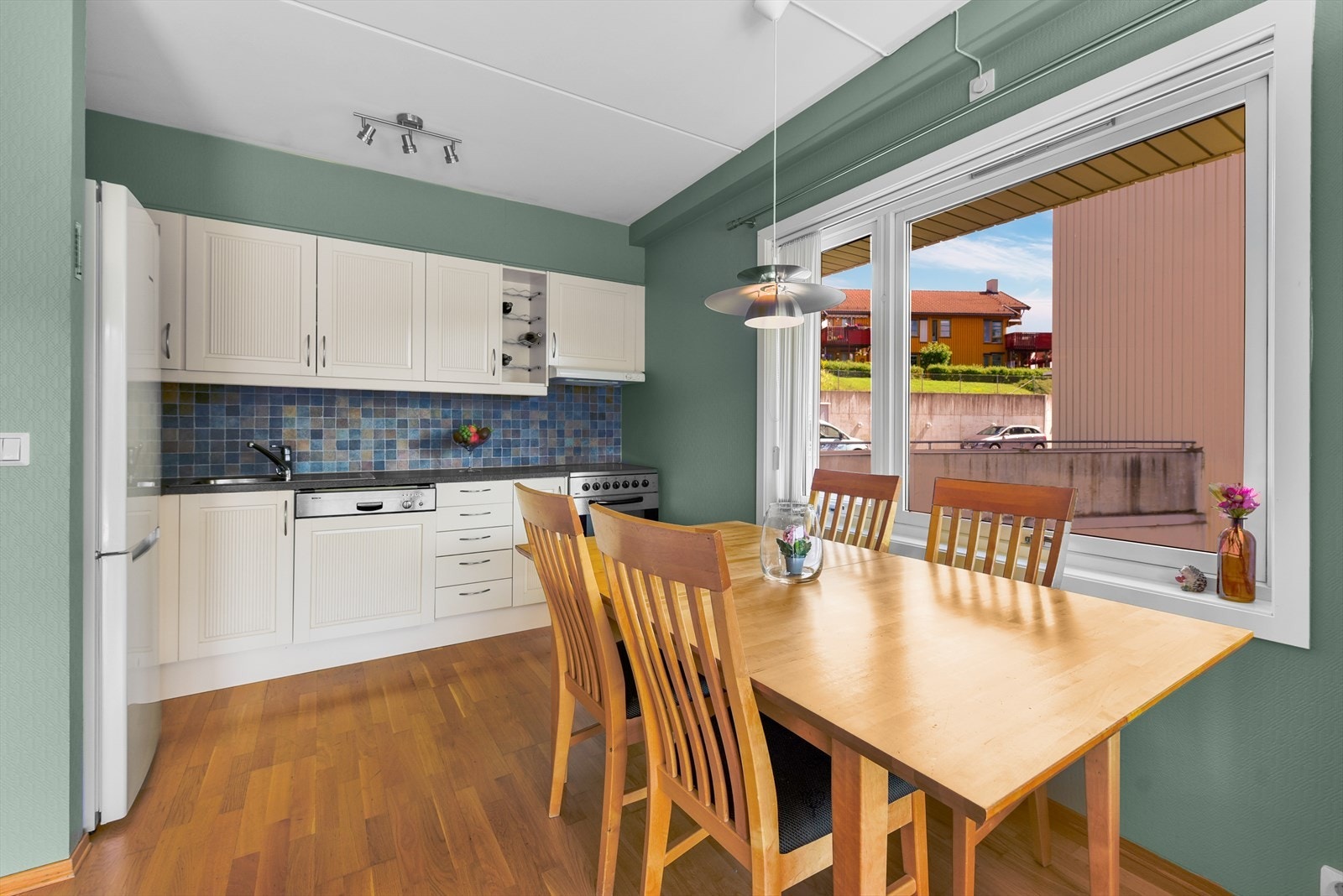 Kjøkken med profilert innredning på en vegg. Laminat benkeplate og innfelte eller integrerte hvitevarer som medfølger i salget Galleribilde