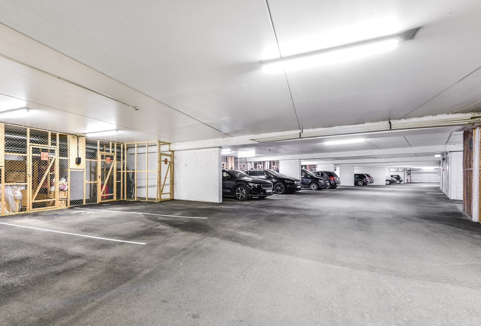 I garasjeanlegget medfølger en parkeringsplass og en bod Galleribilde