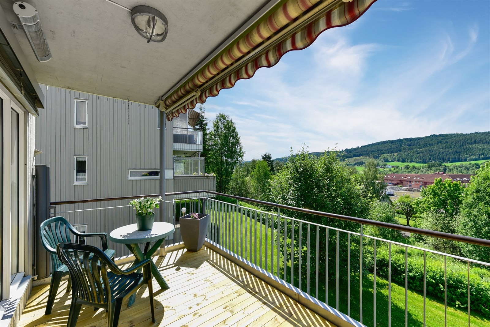 Verandaen er overbygd og har markise. Det er nylig lagt nytt terrassegulv. Galleribilde