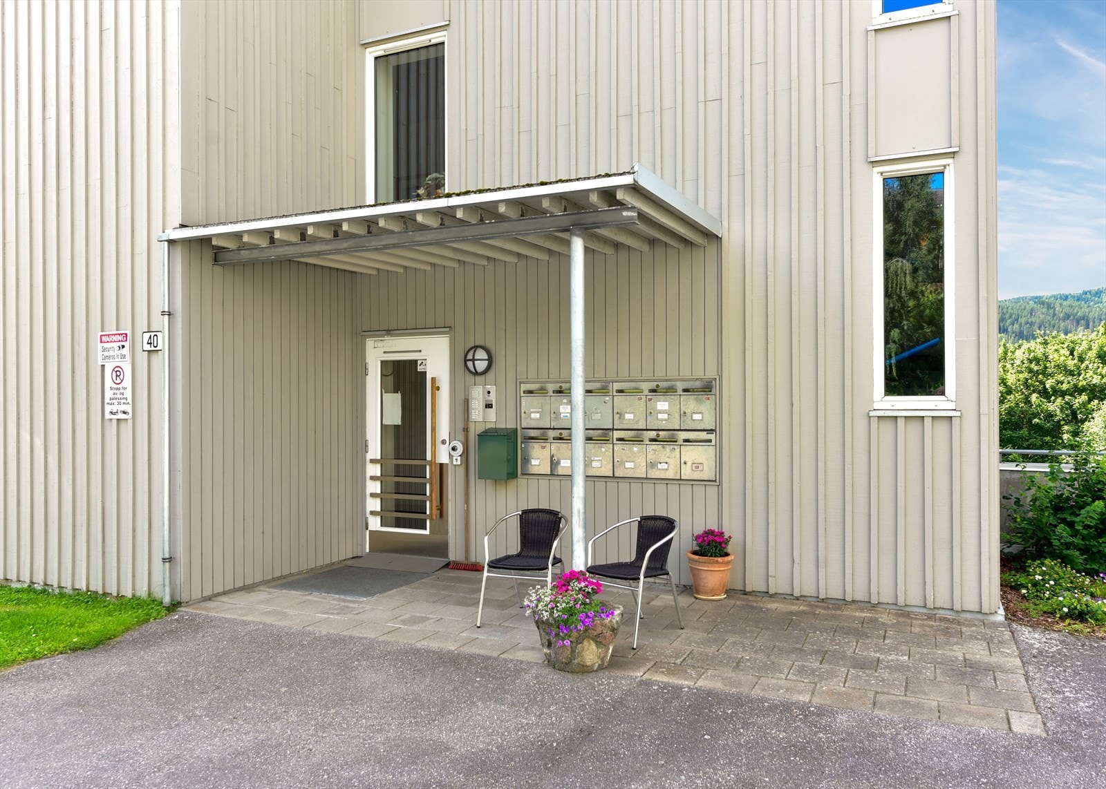 Leiligheten har inngang på bakkeplan og direkte adkomst fra hovedinngangen. På andre siden av bygget ligger verandaen i "2. etasje", godt over bakkenivå. Galleribilde