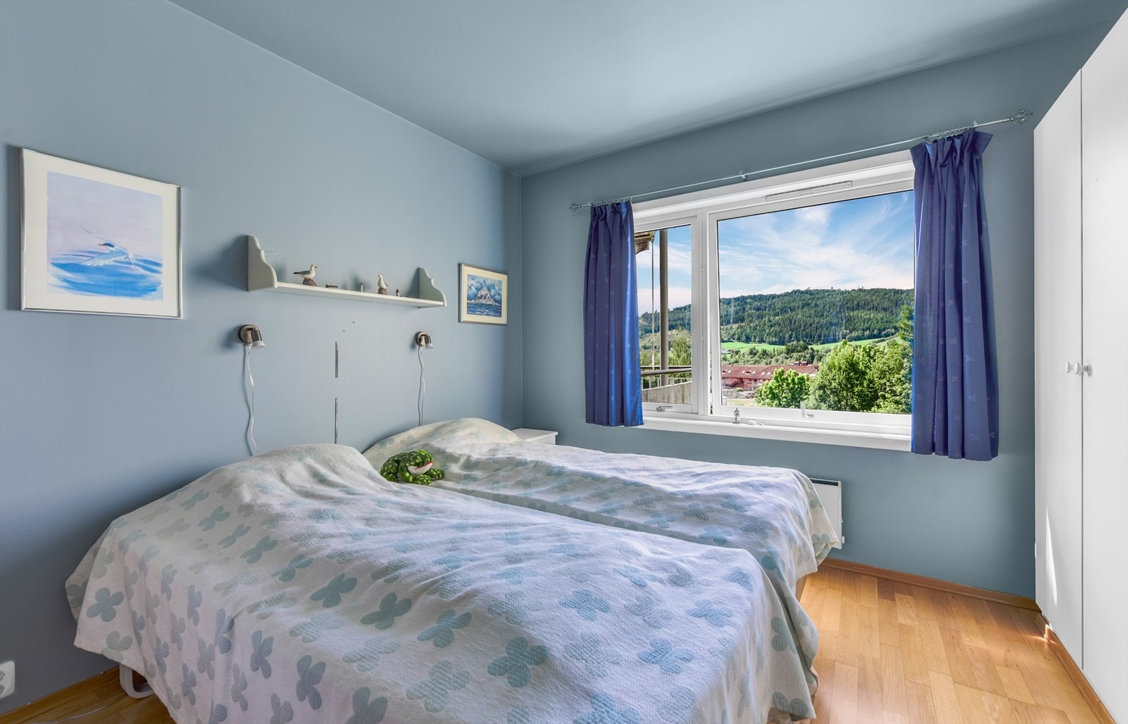 Soverom med plass til garderobe - tak og vegger er nylig malt Galleribilde