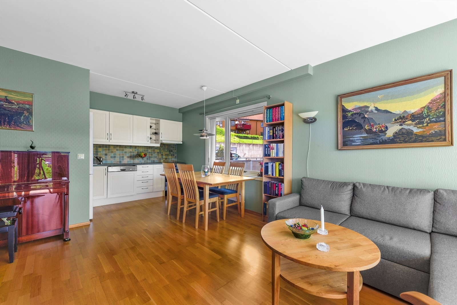 Kjøkken med plass til spisebord Galleribilde