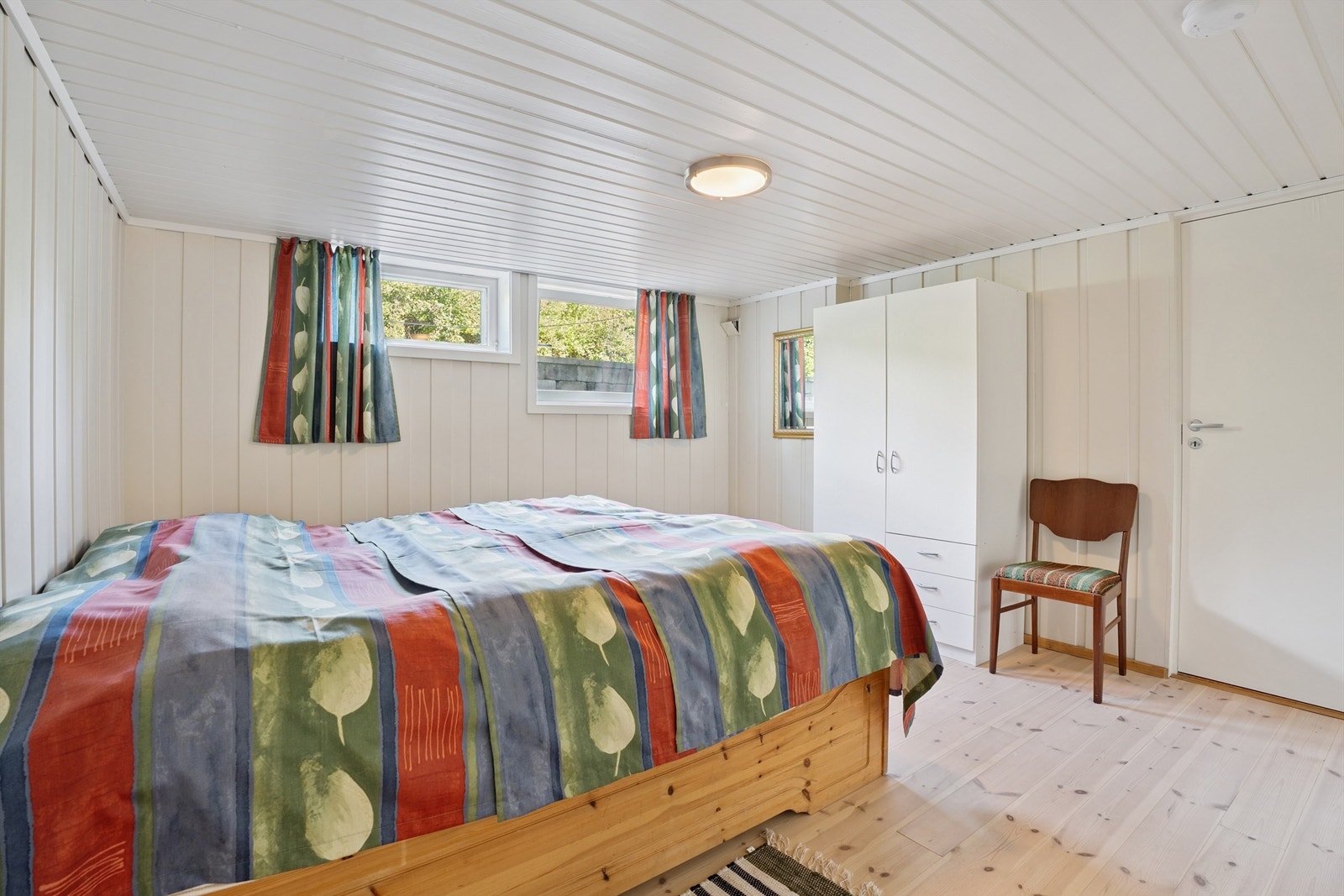 Innredet rom i kjelleren med rømningsvindu ( benyttet som soverom, men ikke godkjent ) Galleribilde