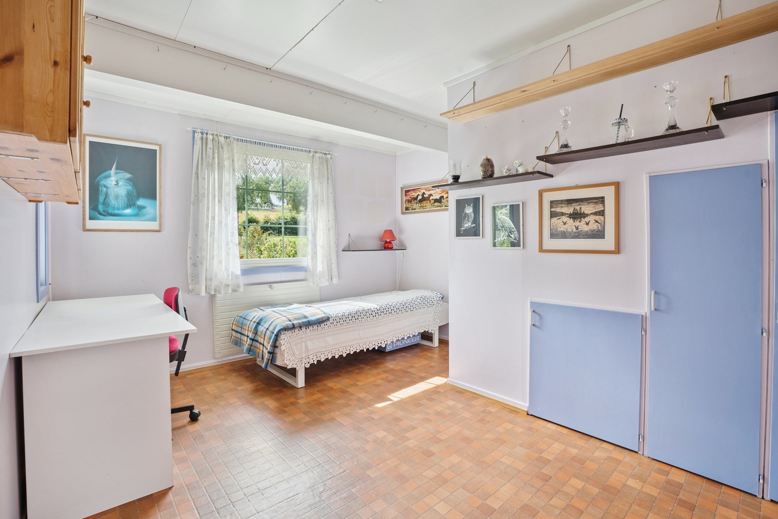 Soverom innenfor stue, med adkomst til liten "hems". Galleribilde