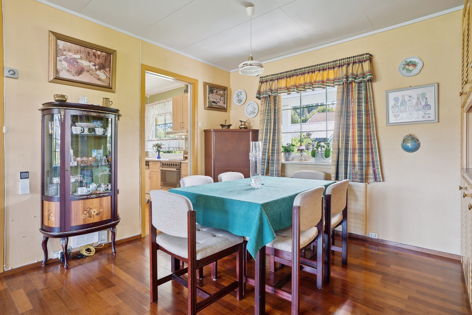 Spisestue i praktisk tilknytning til kjøkkenet Galleribilde