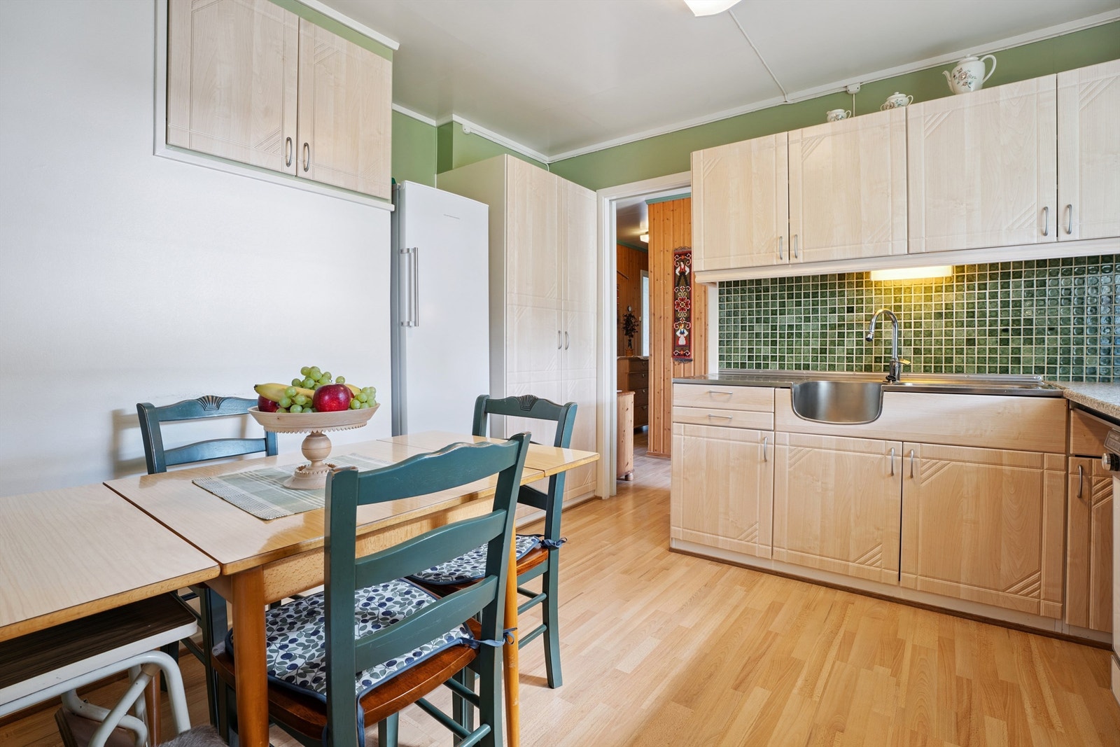 Kjøkkenet har rikelig med skapplass Galleribilde