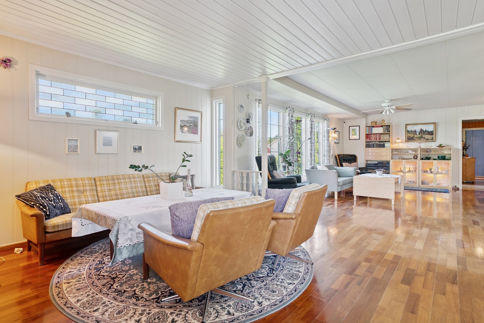 En lys og luftig stue med plass til både sofagruppe og spisebord Galleribilde