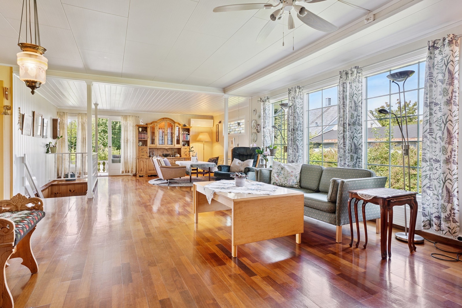 Romslig stue med fleksible møbleringsmuligheter for flere sittegrupper Galleribilde