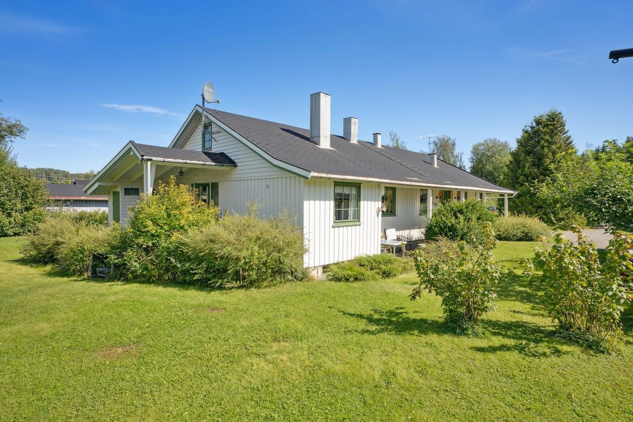 Boligen er omkranset en usjenert gressplen Galleribilde