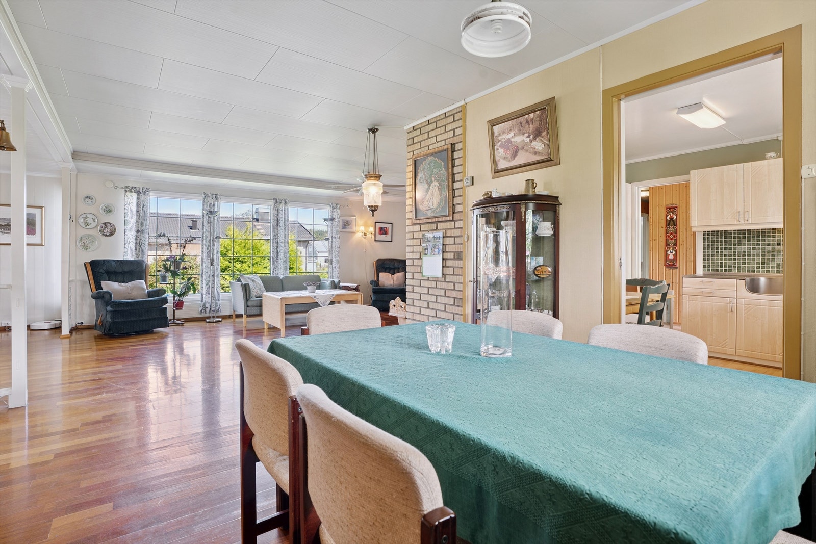 Spisestuen er et naturlig samlingspunkt med nærhet til kjøkkenet Galleribilde