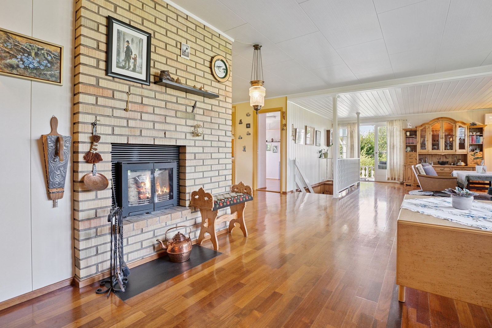 Den murte peisen med peisinnsats skaper en lun og koselig atmosfære Galleribilde