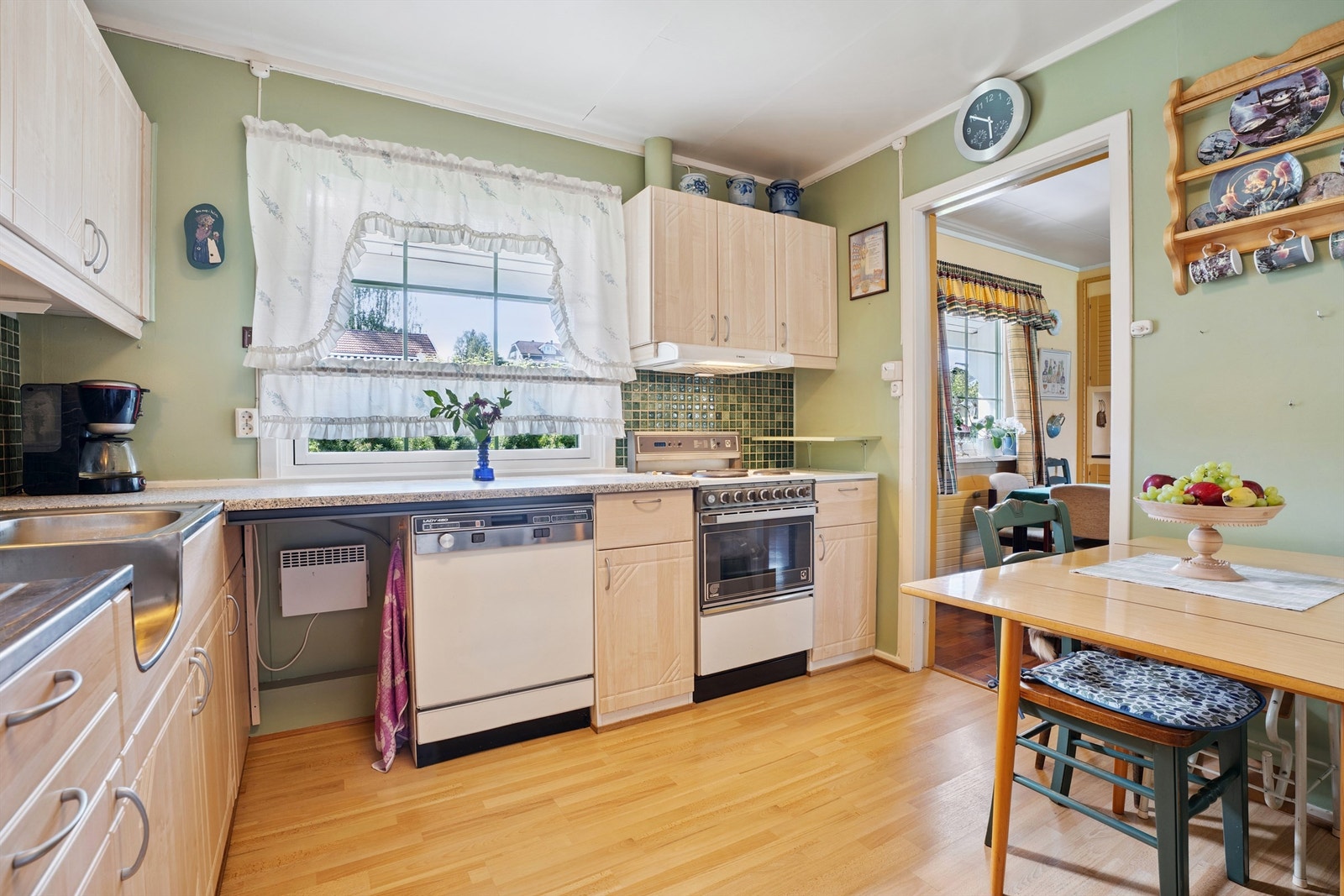 Eldre kjøkken med profilerte fronter og benkeplate i laminat Galleribilde