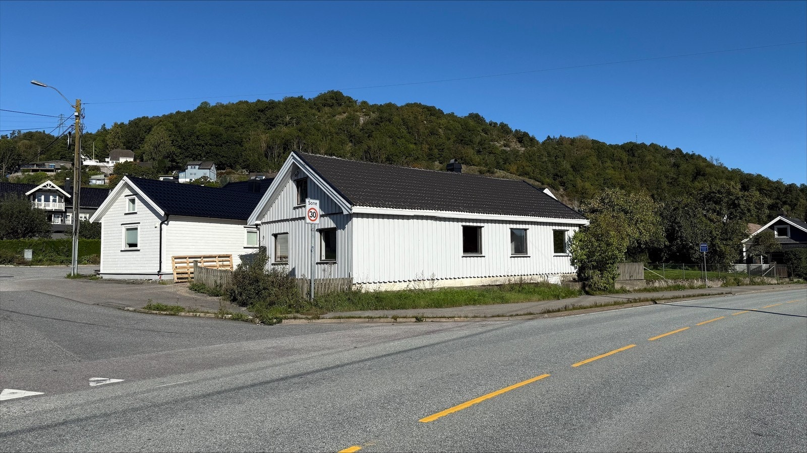 En solrikt beliggende enebolig, med alt på en flate. Galleribilde