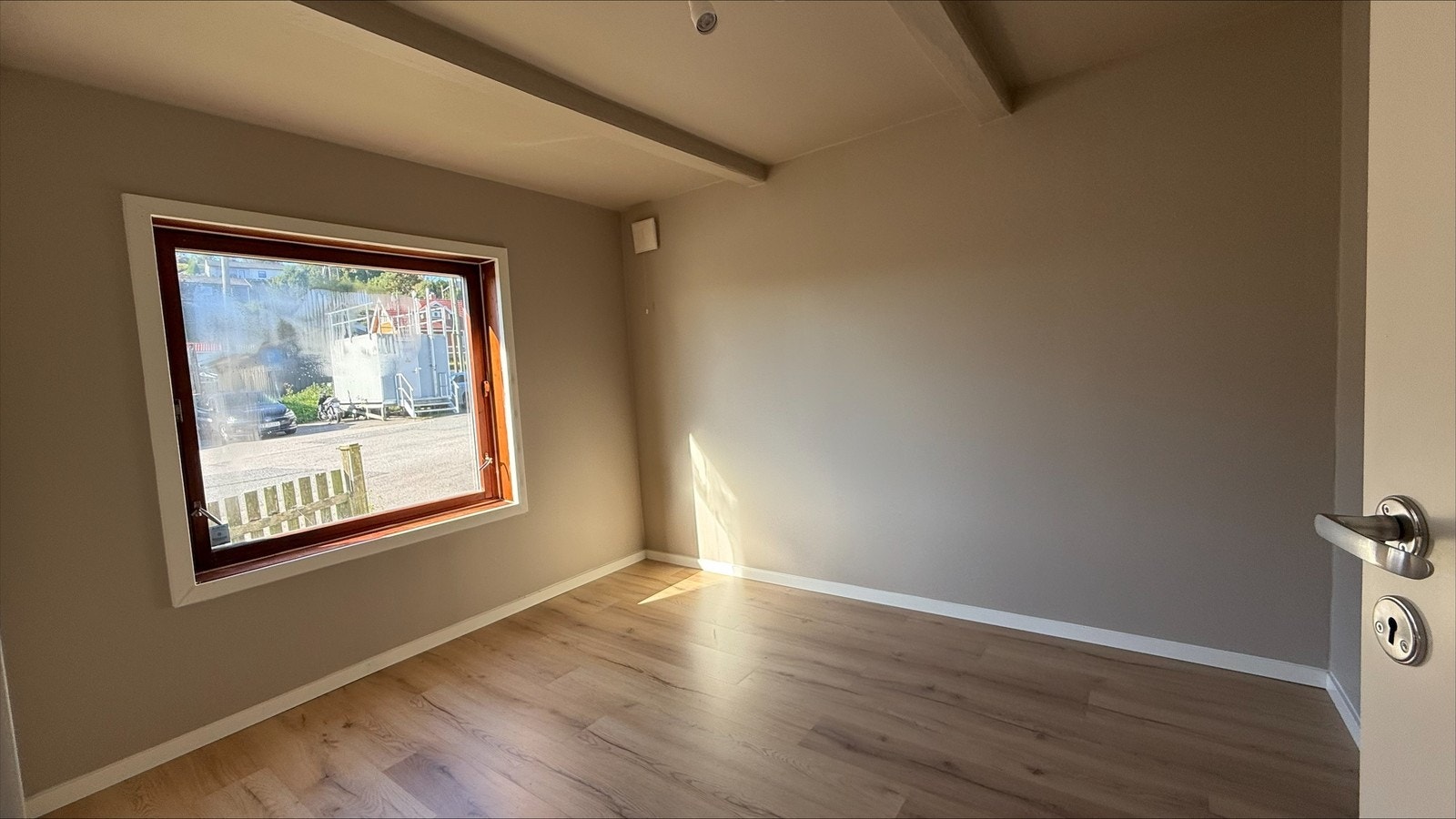 Soverom 2 er på innsiden av hovedsoverommet og passer perfekt som et småbarnsrom. Galleribilde