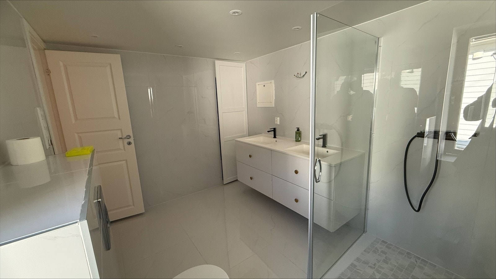 Det har også et integrert skap hvor du kan oppbevare diverse. Galleribilde