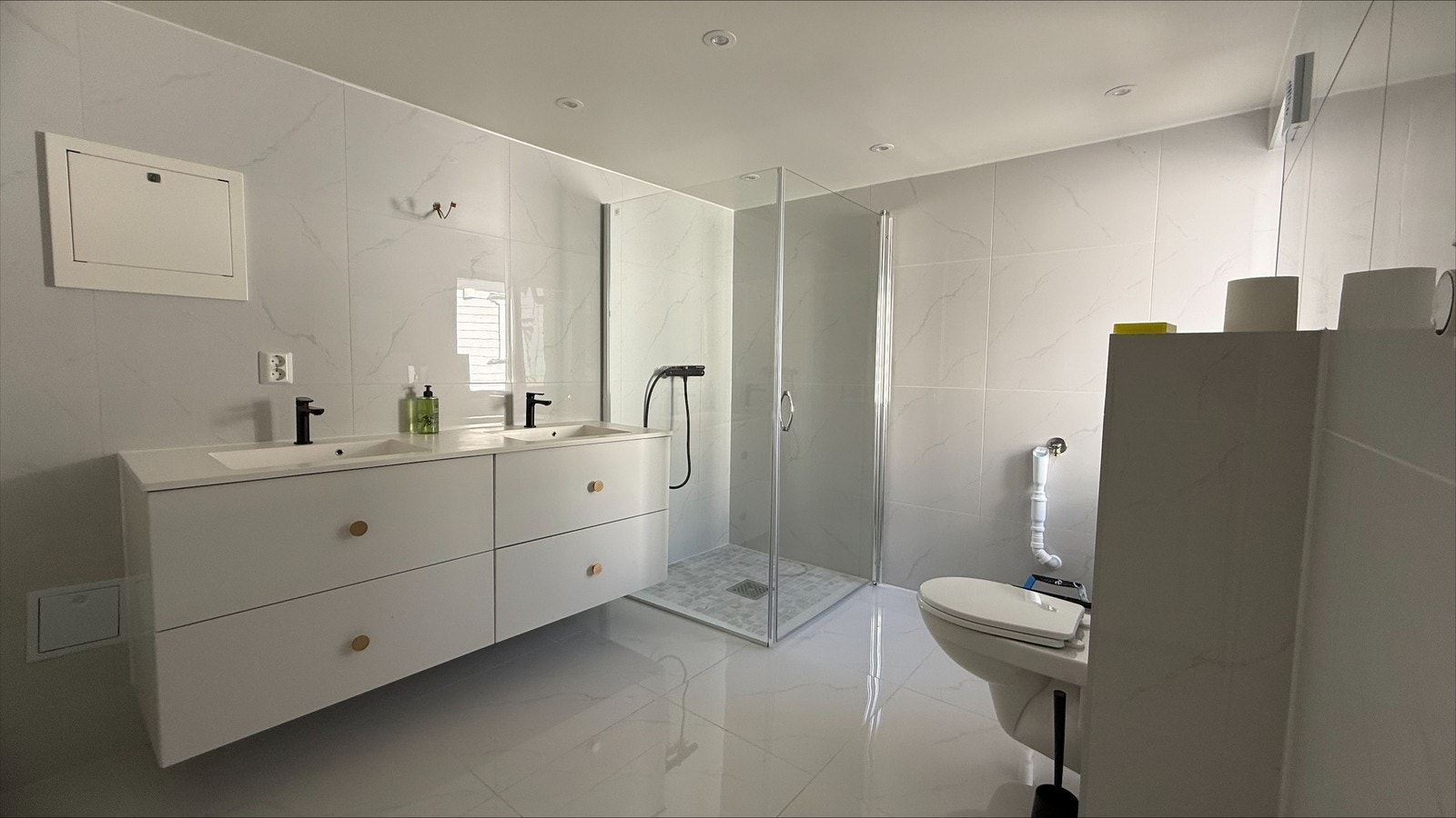 Baderommet er nyoppgradert og speil vil bli satt opp. Galleribilde