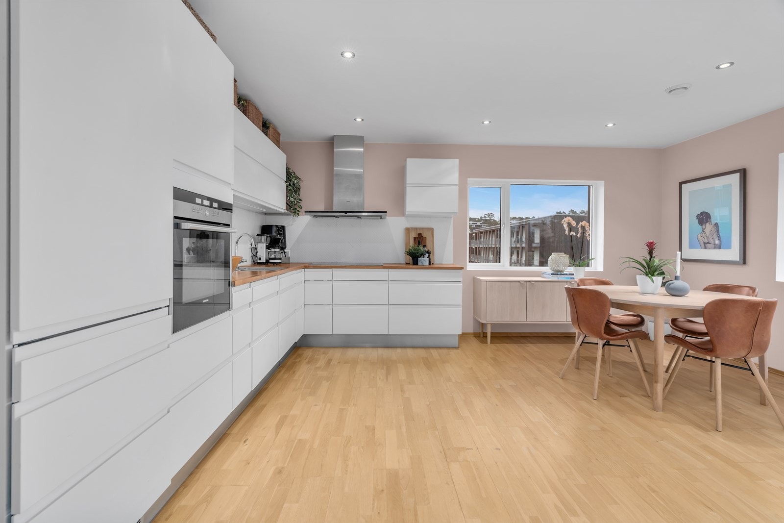 Leiligheten har et lyst og moderne kjøkken fra HTH, som er praktisk plassert i en åpen løsning mot stuen. Galleribilde