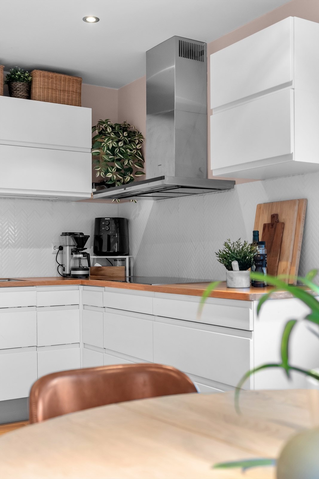 Kjøkkenet er utstyrt med integrerte hvitevarer, inkludert stekeovn, induksjonstopp, oppvaskmaskin og kjøleskap, som alle medfølger i salget. Galleribilde