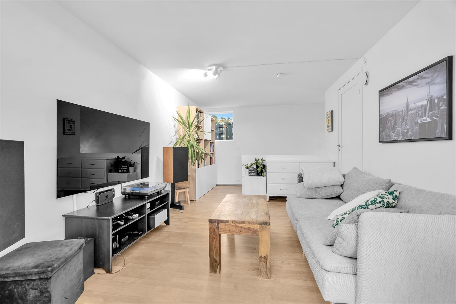 Videre byr leiligheten på en praktisk loftstue i boligens 2. etasje, perfekt som et ekstra oppholdsrom eller et sted for avslapning. Galleribilde