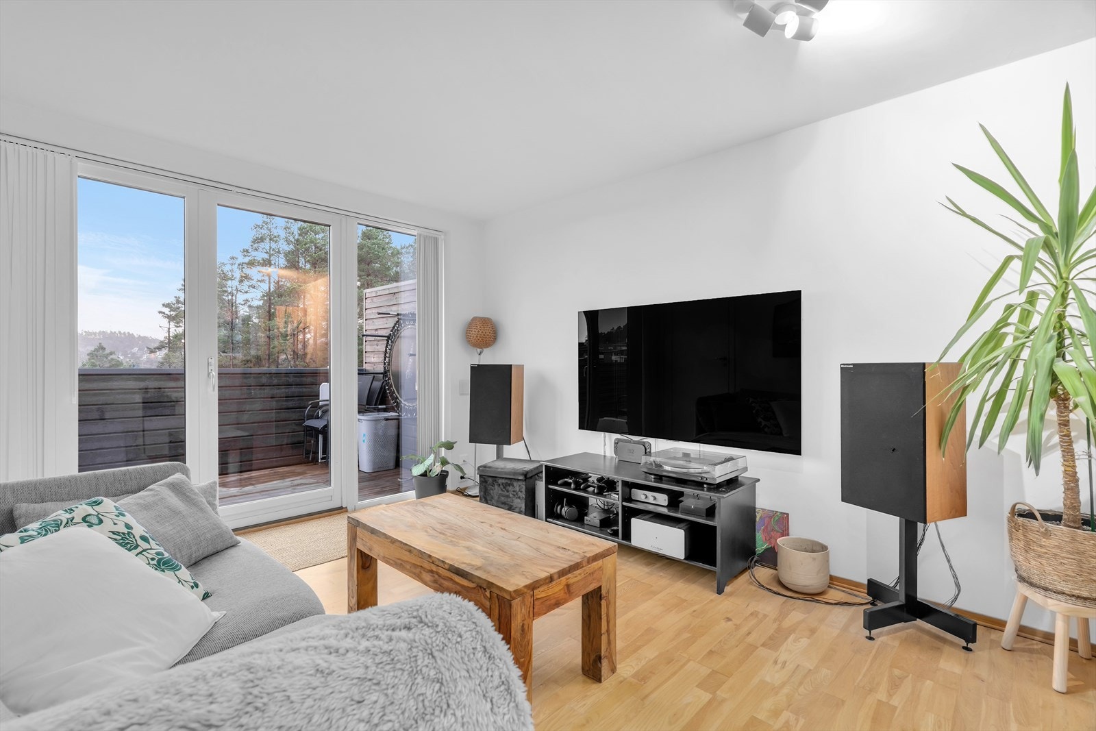 Fra loftstuen er det adkomst til et flott uteareal i form av en herlig takterrasse, som gir gode muligheter for å nyte utelivet. Galleribilde