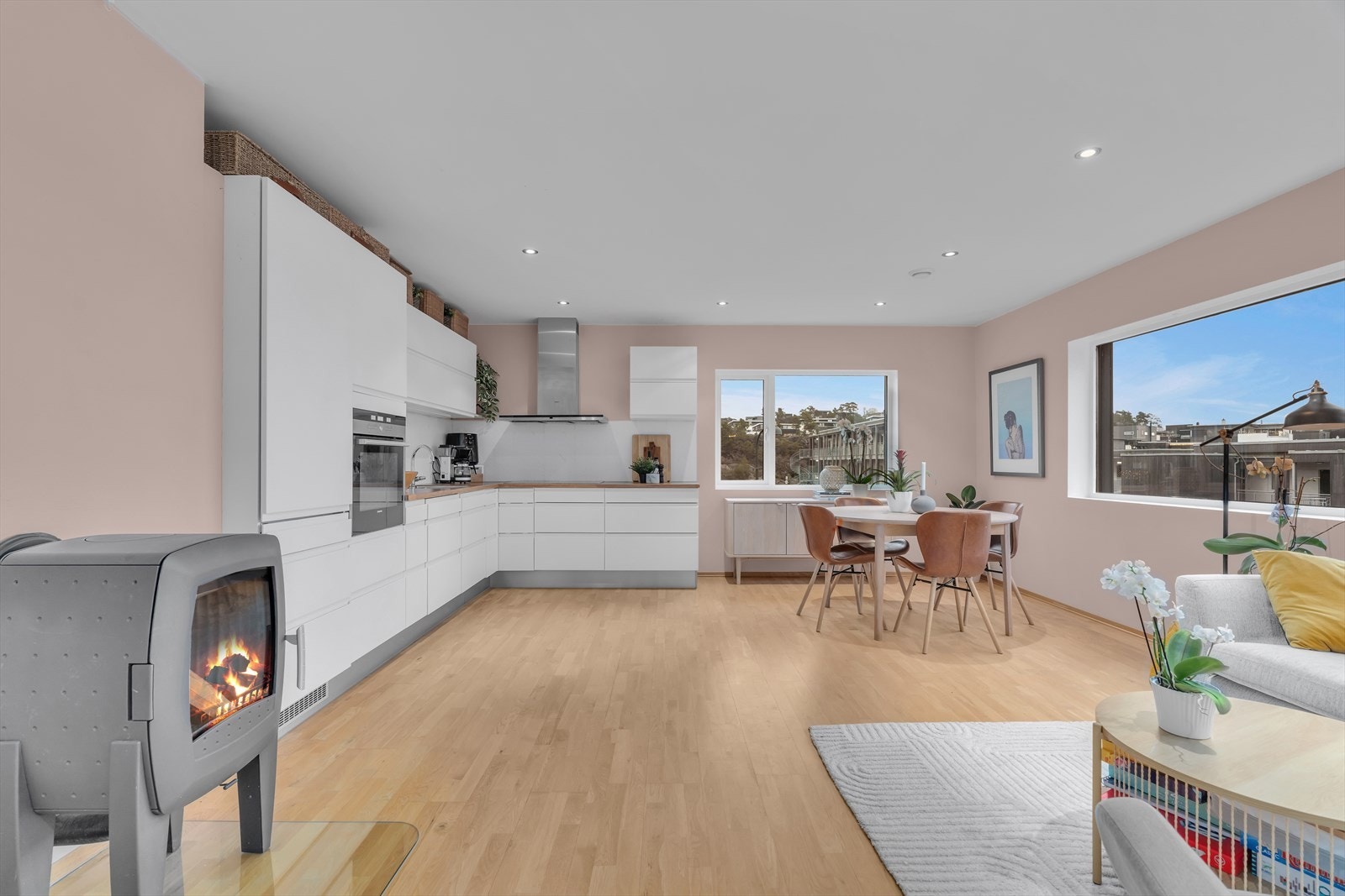 Det er godt med skap- og benkeplass, noe som gjør kjøkkenet både funksjonelt og brukervennlig. Galleribilde