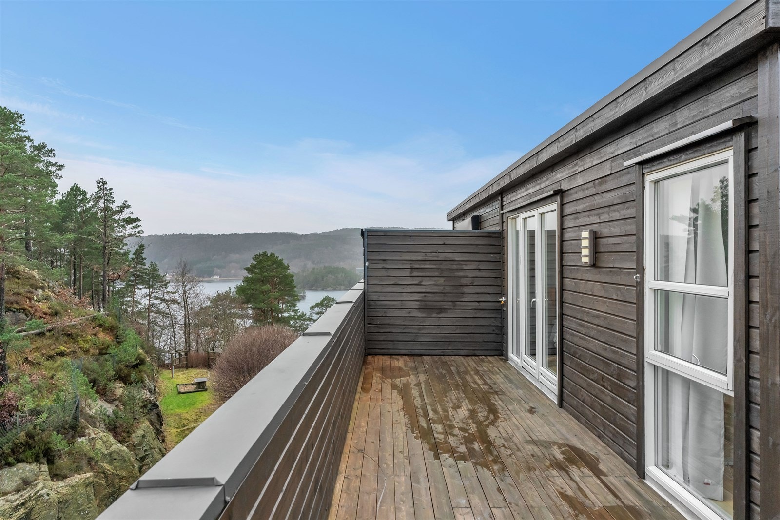 Den store takterrassen er et høydepunkt, hvor du kan nyte solskinnet hele dagen. Galleribilde