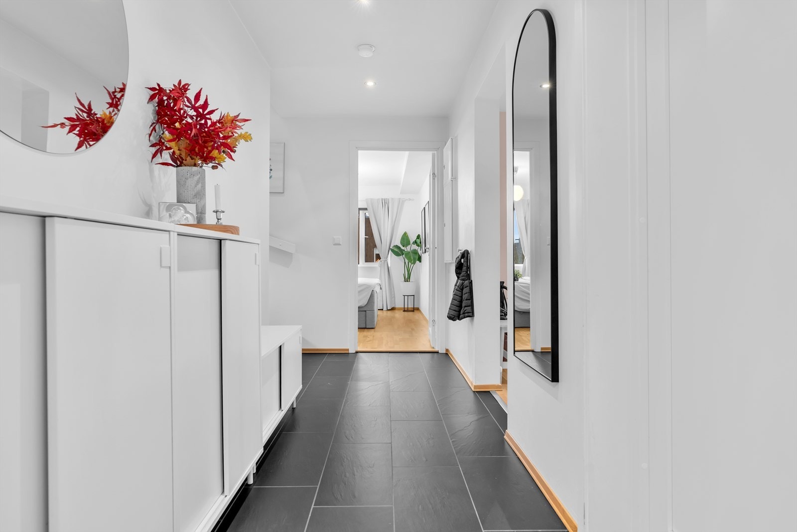 Når du trer inn i leiligheten, møtes du av et pent og innbydende vindfang/gang med god plass til å henge av seg yttertøy og sette fra seg sko. Galleribilde