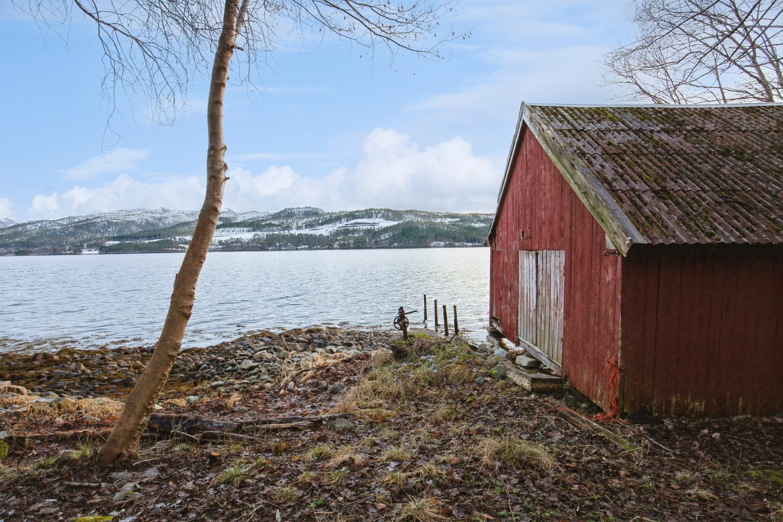 Flott beliggende eiendom på hele 21 mål med strandlinje - Eget naust Galleribilde