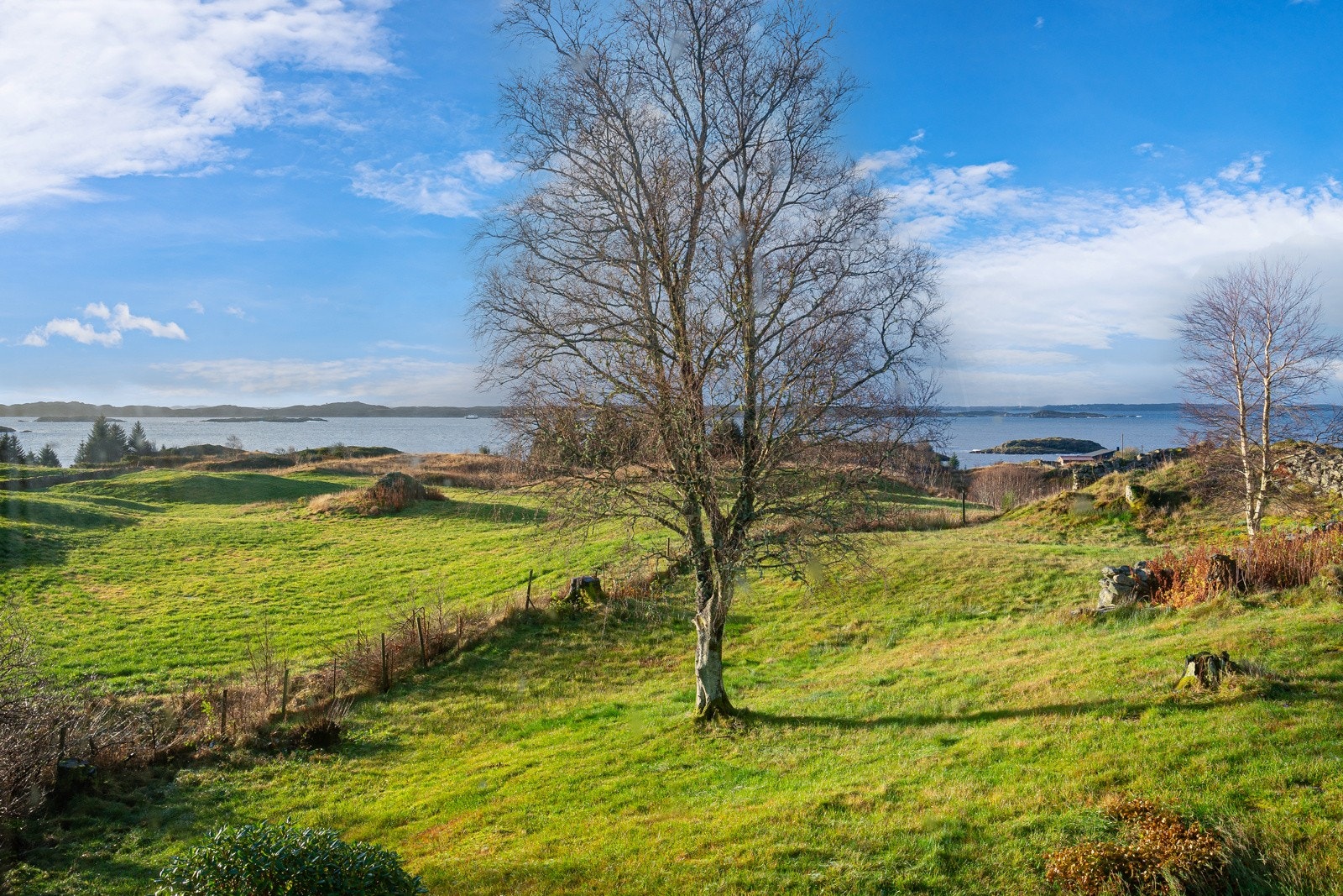 En flott eiendom i rolige og landlige omgivelser med fin utsikt mot Hellosen og videre mot Hjeltefjorden Galleribilde