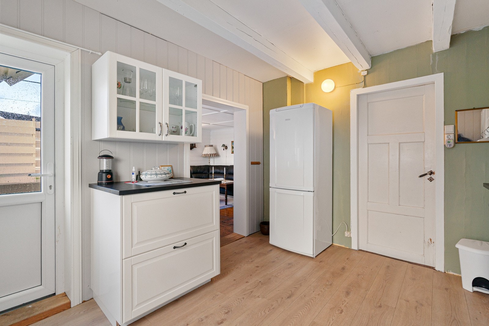 Fra kjøkkenet er det utgang til terrasseplatting Galleribilde