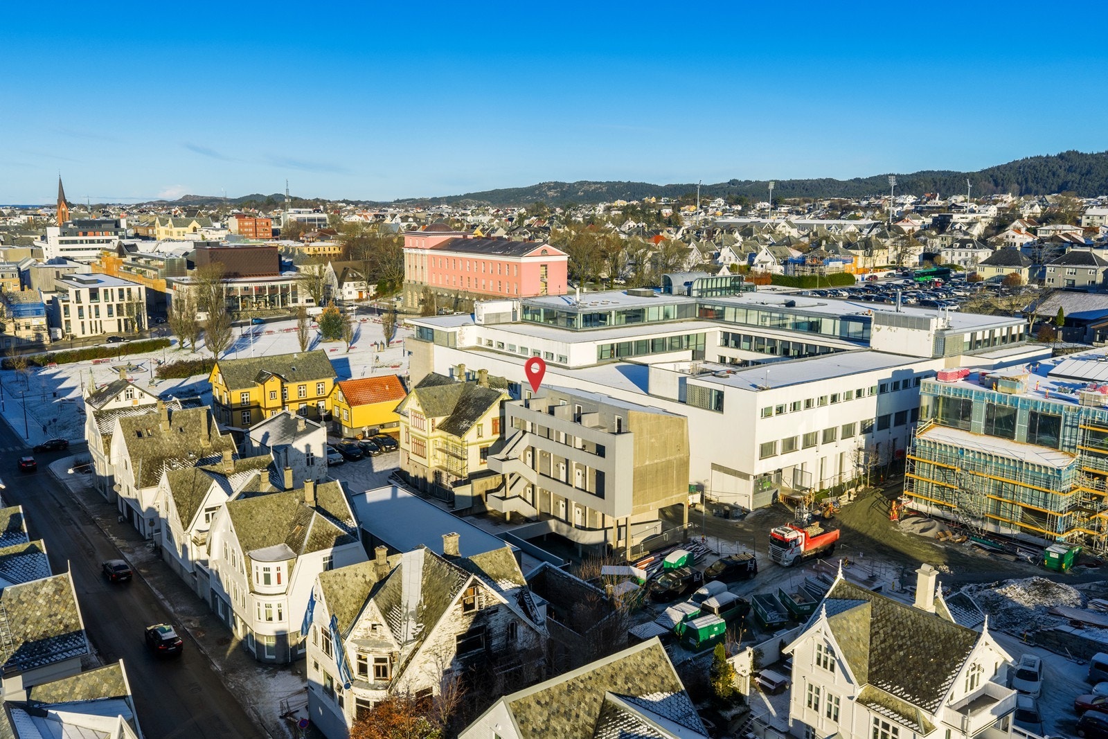 Lys og praktisk studioleilighet midt i Haugesund sentrum! Moderne og effektiv leilighet med alt du trenger i umiddelbar nærhet til byens fasiliteter. Perfekt for førstegangskjøpere, studenter eller som pendlerbolig. Galleribilde