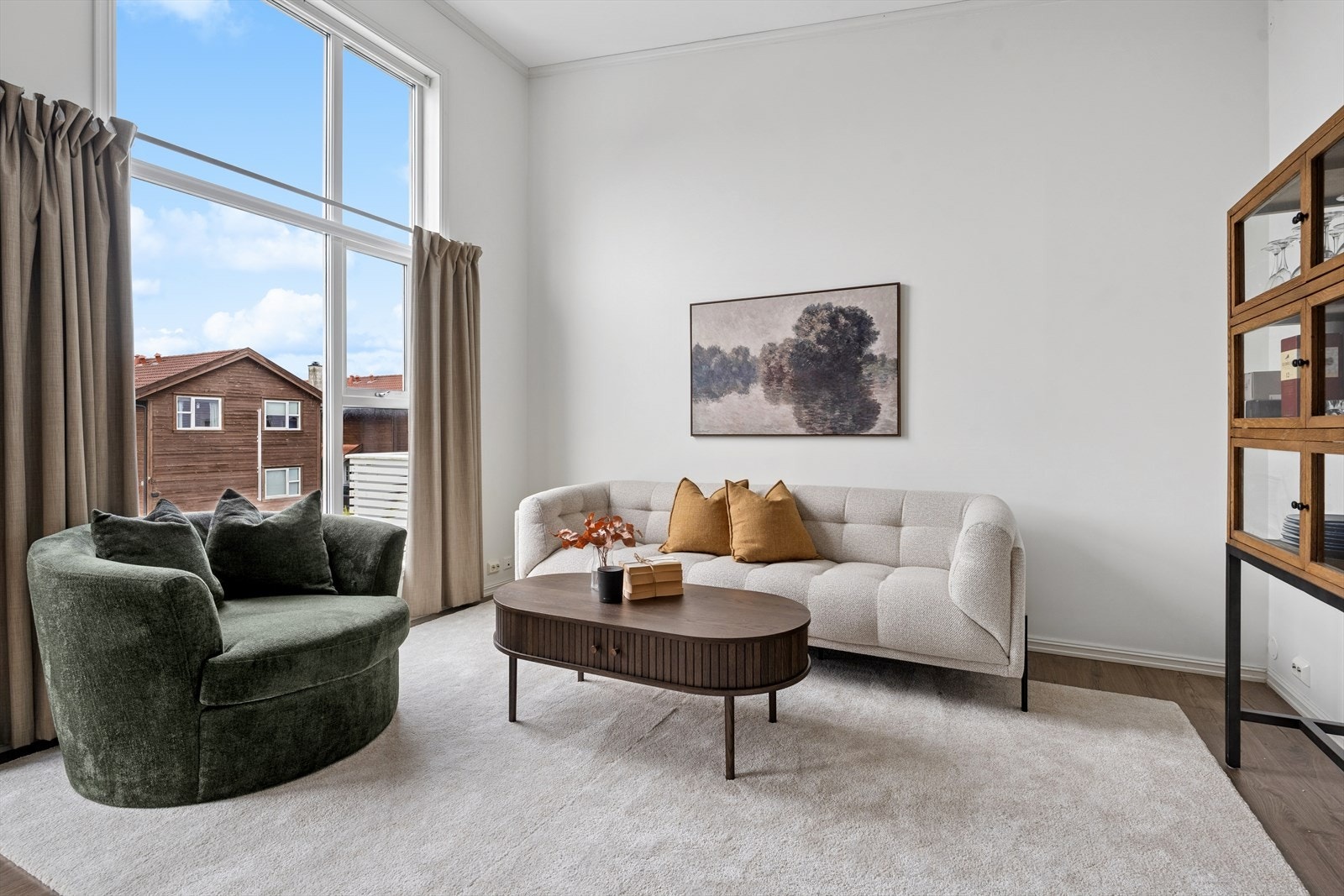 Veggene er malt i lyse fargetoner og gulvene har en mørk laminat. Galleribilde