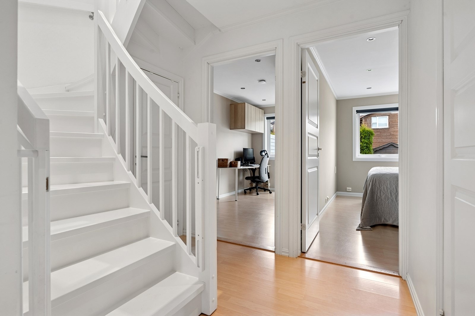 Gang med praktisk bod under trappen. Galleribilde