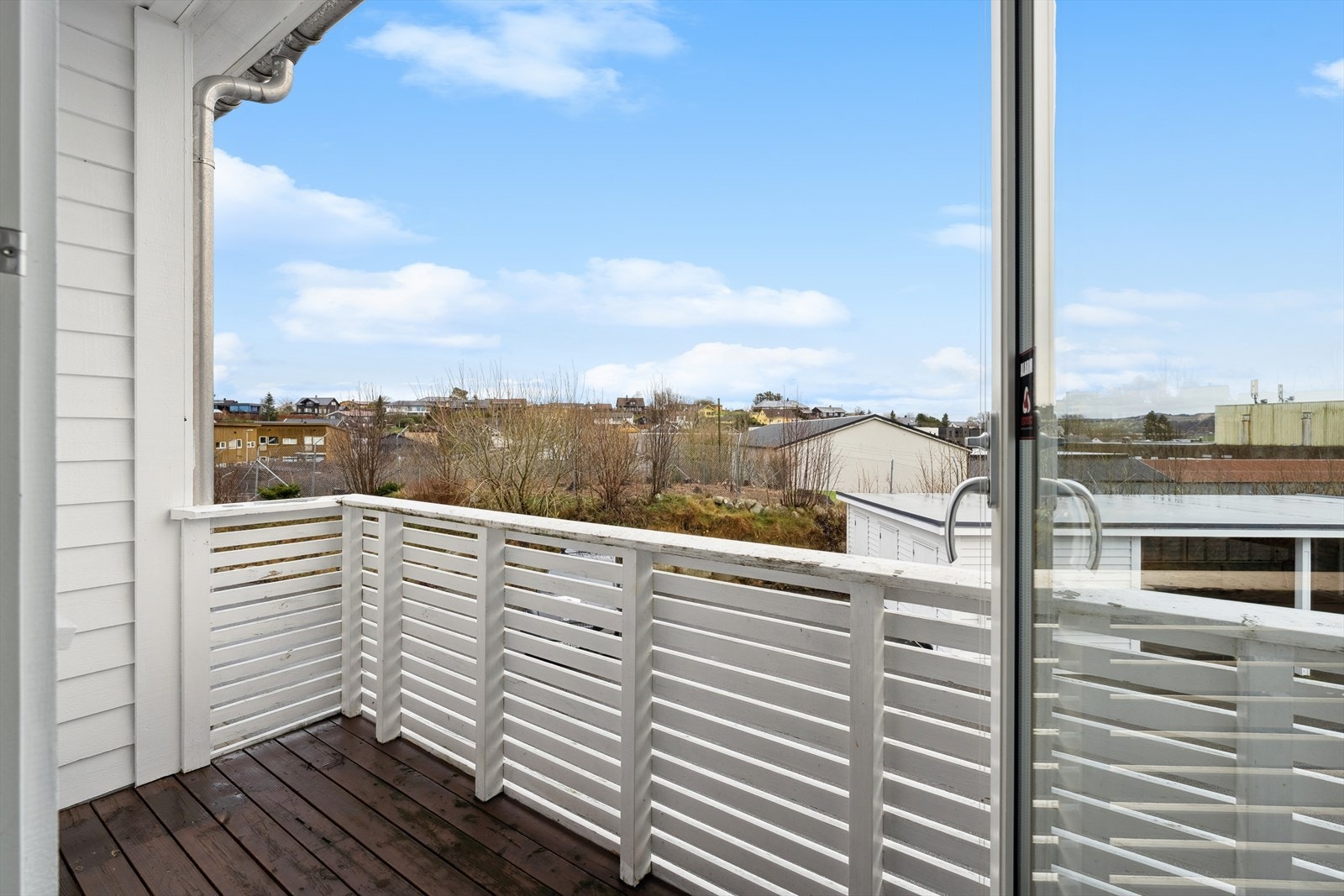 Fra stuen har du direkte utgang til terrasse, perfekt for å nyte solrike dager. Galleribilde