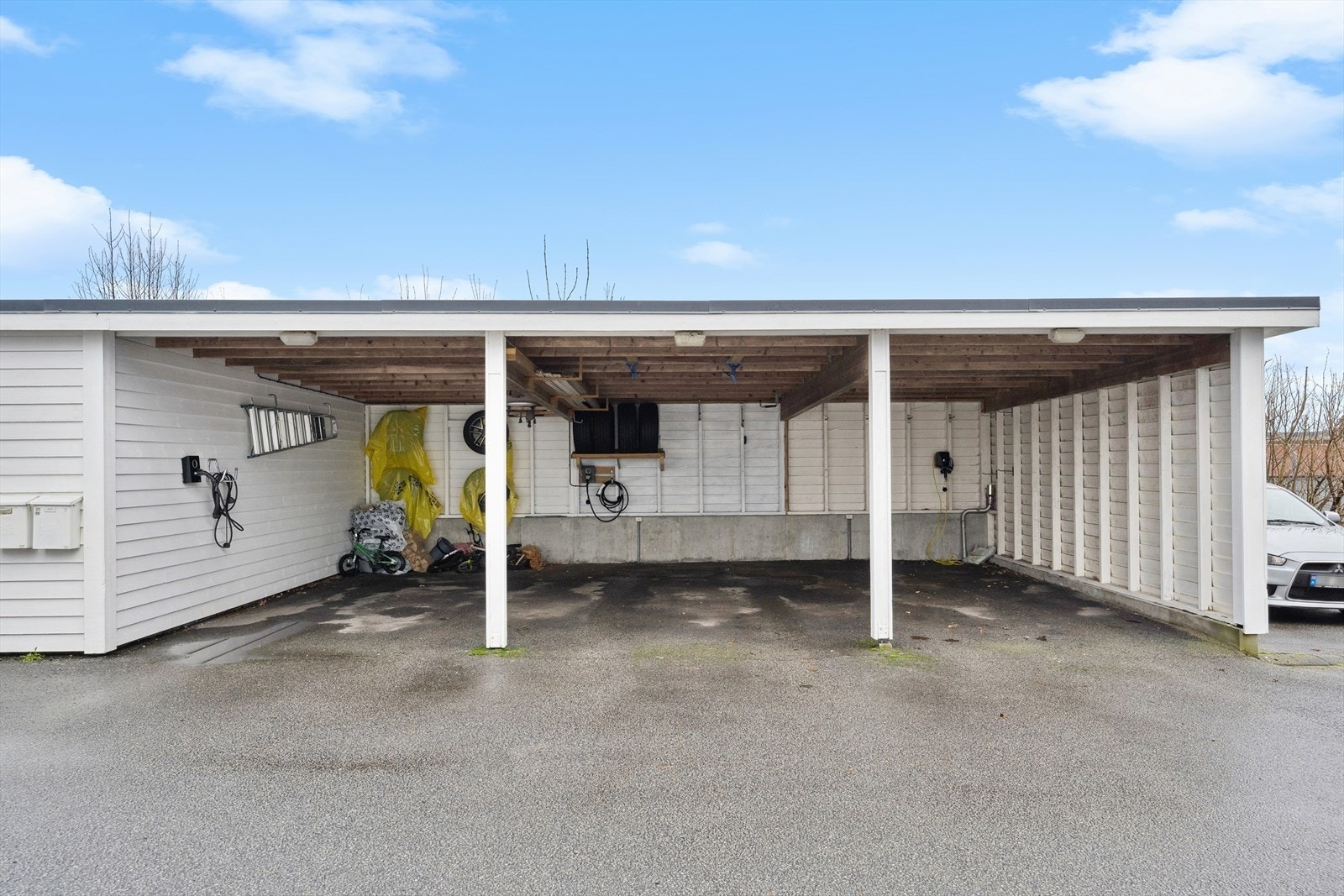 Parkering i carport. Galleribilde