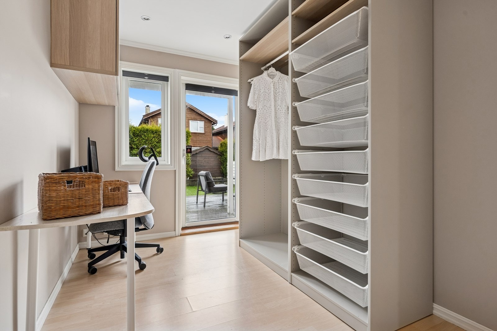 Boligen har tre soverom, alle ligger i 1. etasje. Dette rommet har utgang til terrasseplatting og er godt egnet som en ekstra stuel. Galleribilde