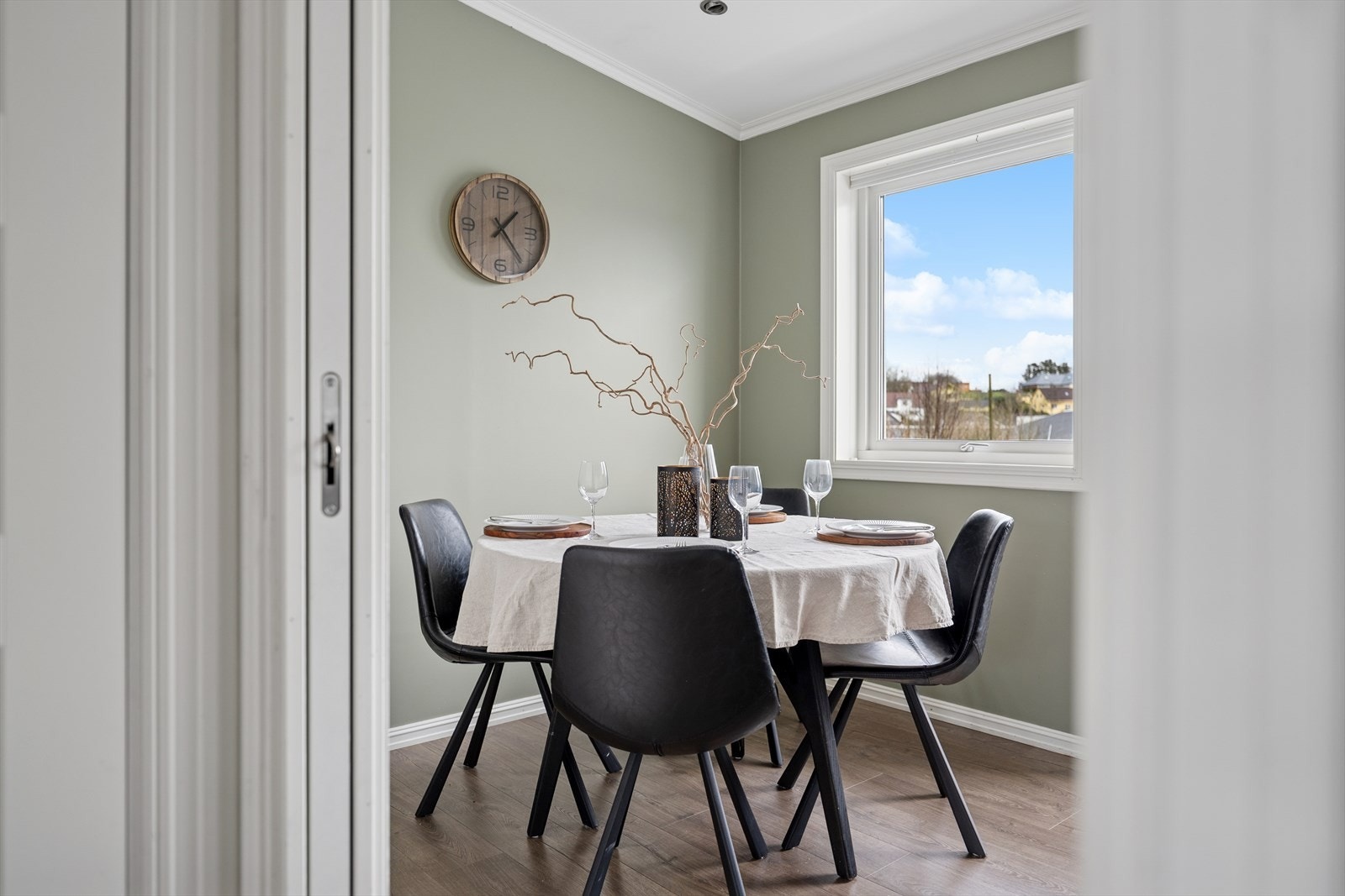 Plass til spisebord i tilknytning til kjøkkenet med fint utsyn mot grøntområde. Galleribilde