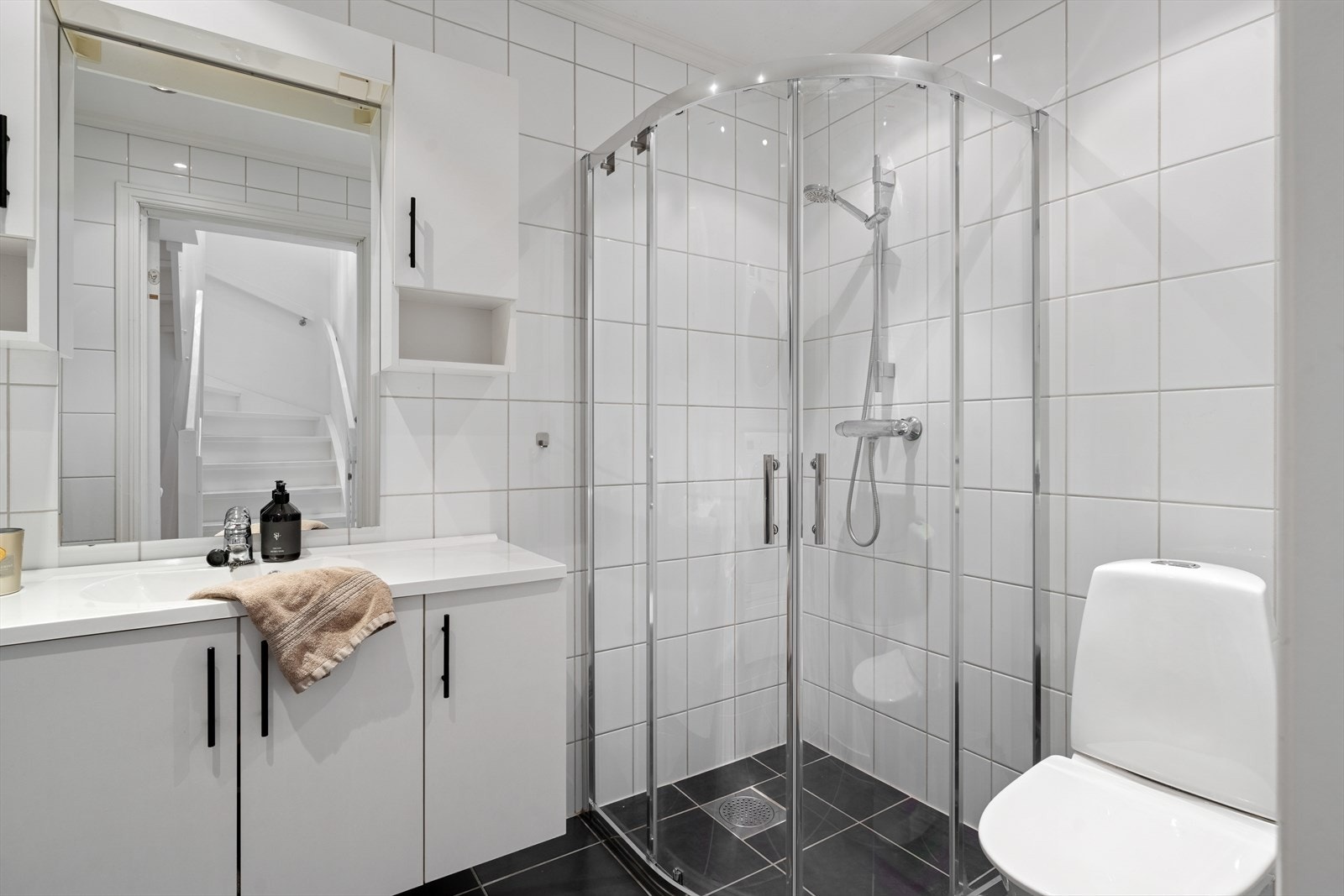 Flislagte vegger og gulv med elektriske varmekabler gir en solid og komfortabel baderomsløsning. Galleribilde