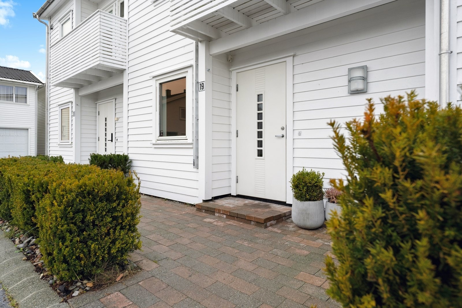 Boligen har adkomst fra et hyggelig, steinlagt inngangsparti. Galleribilde