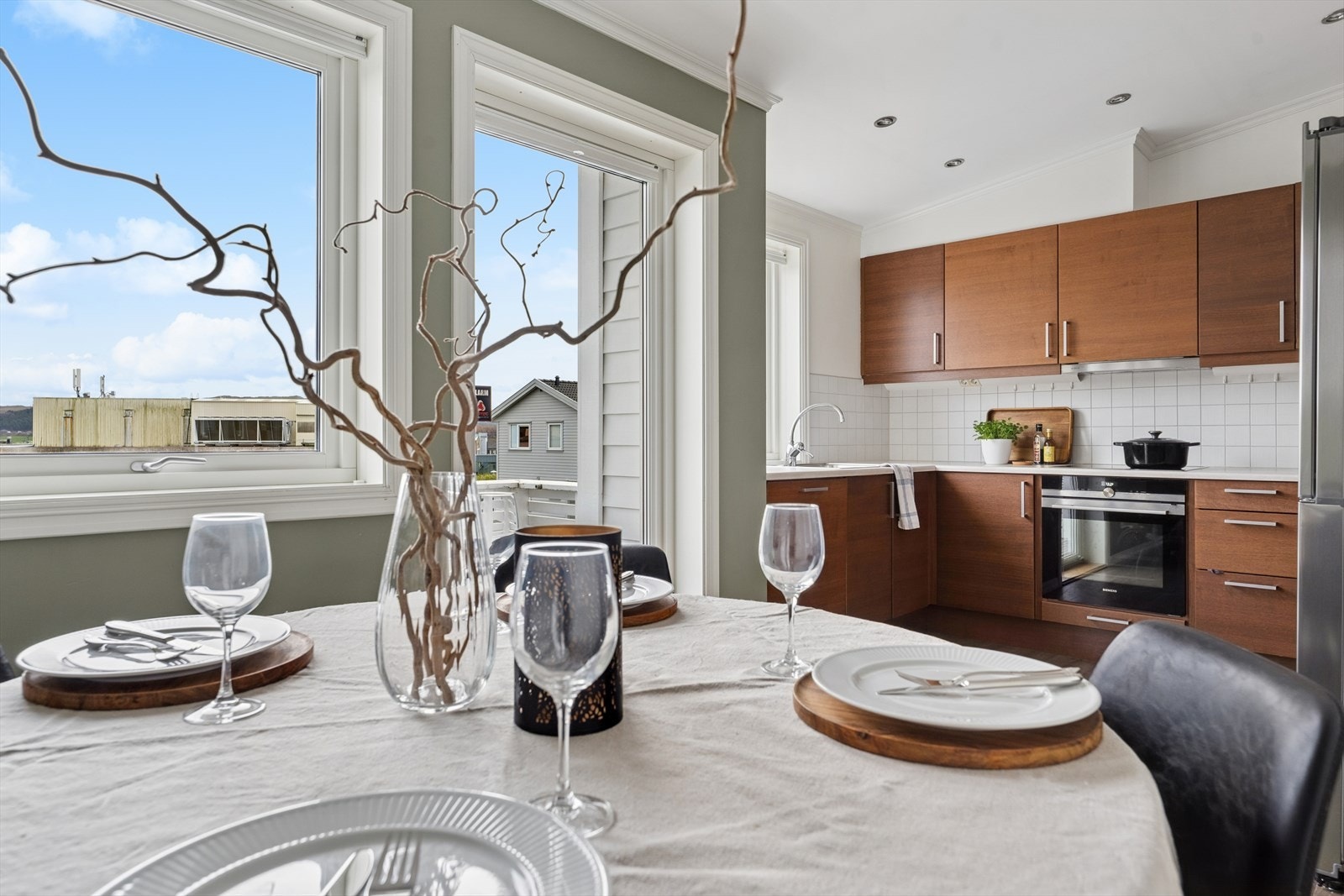 Lyst kjøkken med hyggelig spiseplass. Galleribilde